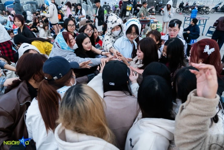 Fan nằm đất xuyên đêm, bám rào chờ xem concert Anh trai say hi