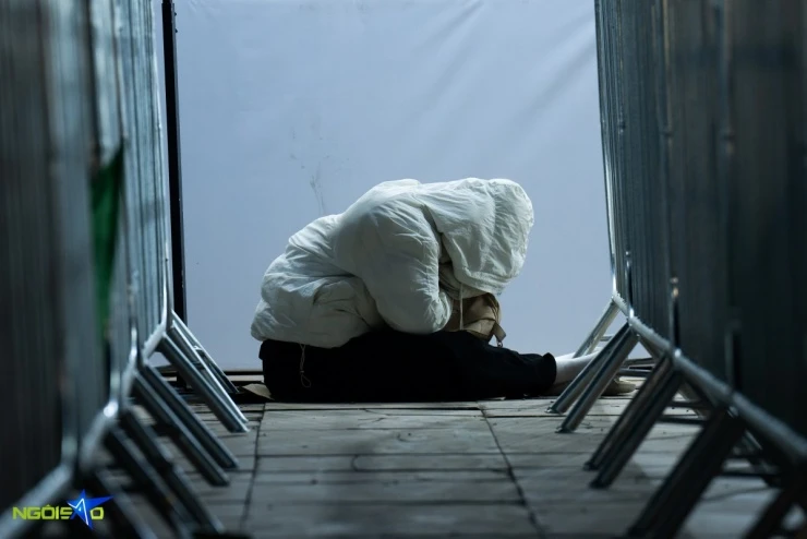 Fan nằm đất xuyên đêm, bám rào chờ xem concert Anh trai say hi