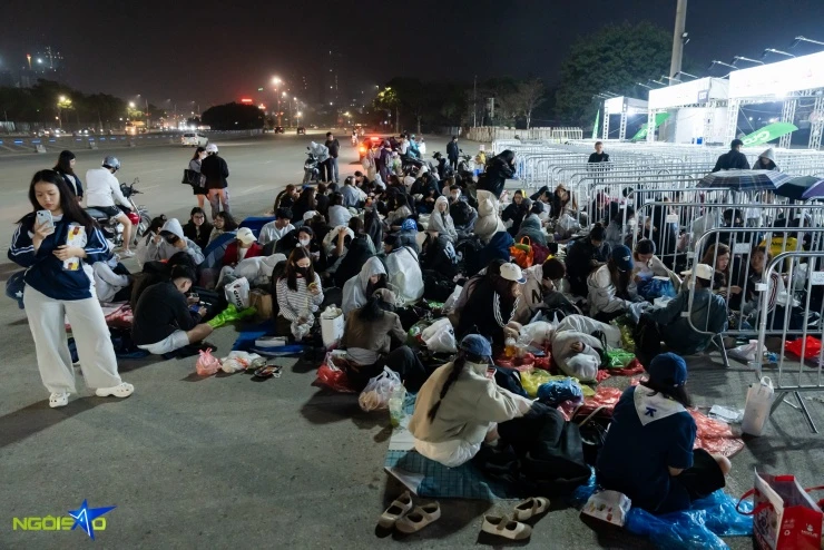 Fan nằm đất xuyên đêm, bám rào chờ xem concert Anh trai say hi