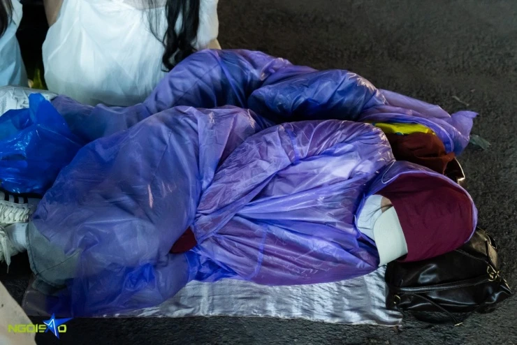 Fan nằm đất xuyên đêm, bám rào chờ xem concert Anh trai say hi