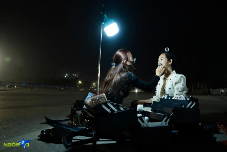 Fan nằm đất xuyên đêm, bám rào chờ xem concert Anh trai say hi