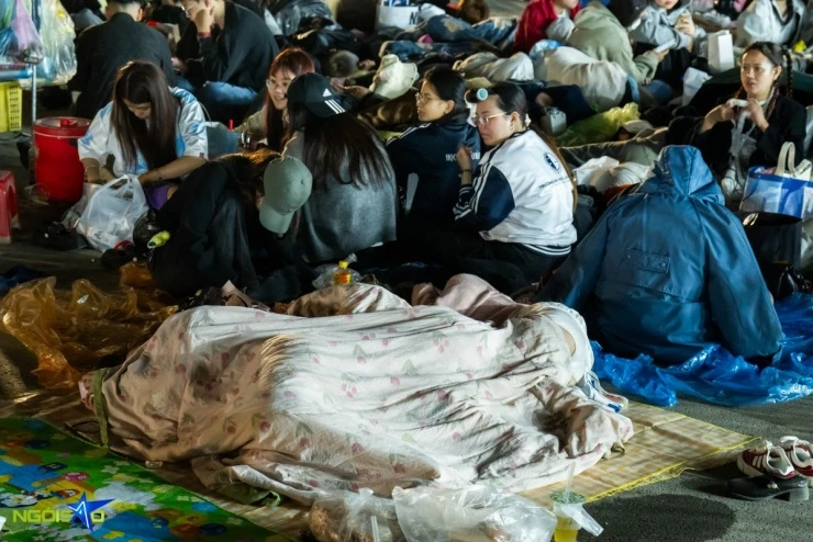 Fan nằm đất xuyên đêm, bám rào chờ xem concert Anh trai say hi