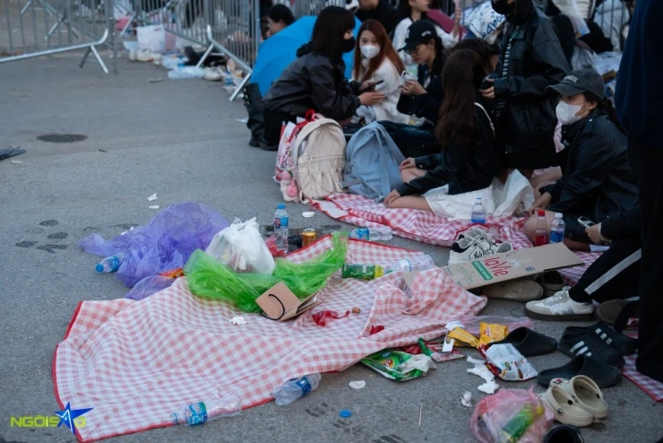 Fan nằm đất xuyên đêm, bám rào chờ xem concert Anh trai say hi