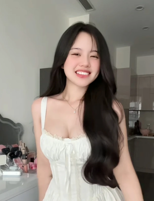 Gái xinh bất ngờ lên xu hướng nhờ khoe lúm đồng tiền, từng bị gắn mác bản sao Tiểu Hý