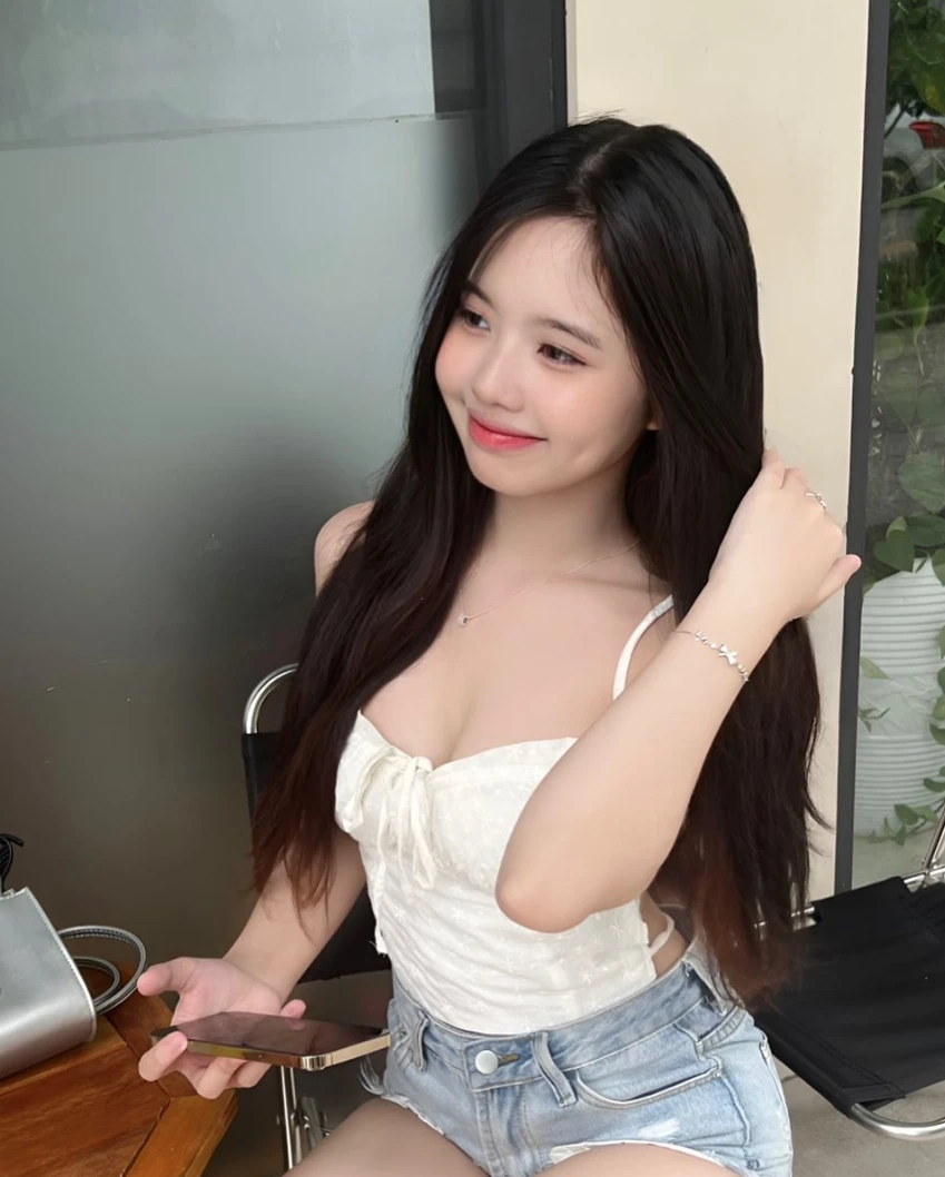 Gái xinh bất ngờ lên xu hướng nhờ khoe lúm đồng tiền, từng bị gắn mác bản sao Tiểu Hý