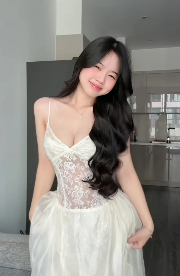 Gái xinh bất ngờ lên xu hướng nhờ khoe lúm đồng tiền, từng bị gắn mác bản sao Tiểu Hý