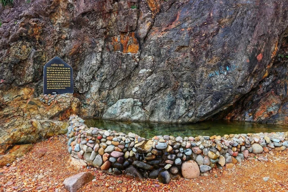 Gây phẫn nộ vì mặc bikini tắm Giếng Tiên, Juky San lên tiếng Gây phẫn nộ vì mặc bikini tắm Giếng Tiên, Juky San lên tiếng