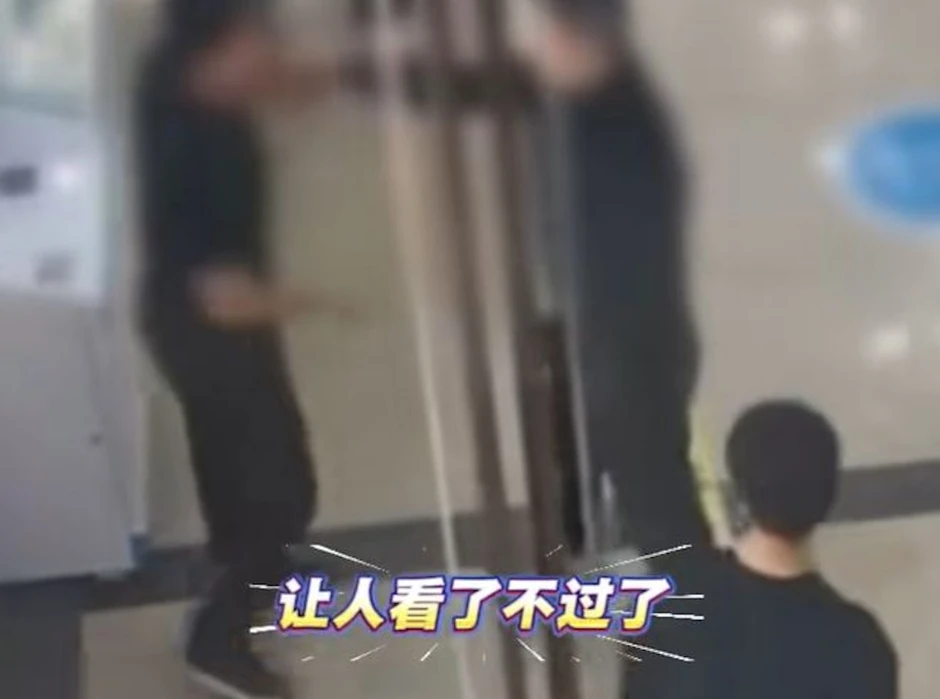 Ghen tuông vì bác sĩ nam khám cho vợ bầu, chồng đến đại náo bệnh viện, đòi "mai ly hôn" và húc đầu vào tường tự tử Ghen tuông vì bác sĩ nam khám cho vợ bầu, chồng đến đại náo bệnh viện, đòi "mai ly hôn" và húc đầu vào tường tự tử