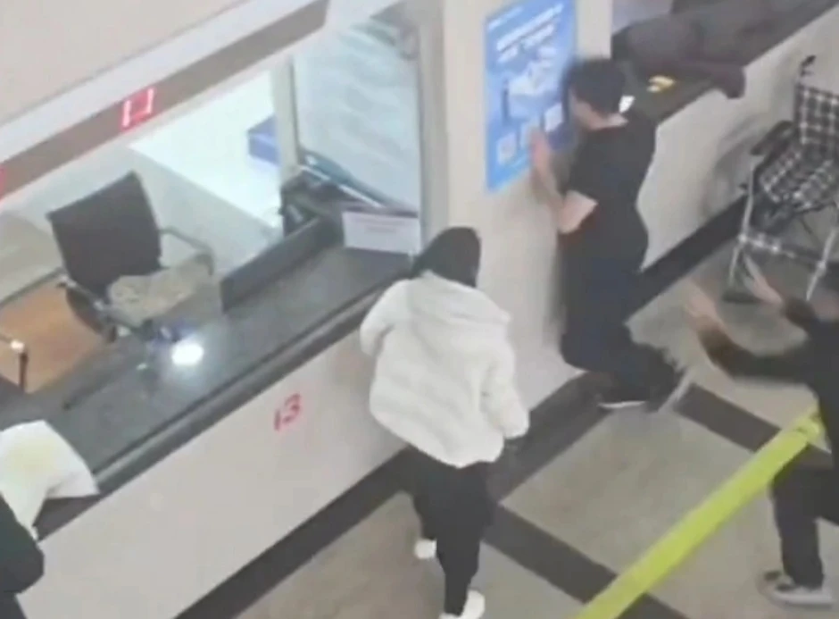 Ghen tuông vì bác sĩ nam khám cho vợ bầu, chồng đến đại náo bệnh viện, đòi "mai ly hôn" và húc đầu vào tường tự tử Ghen tuông vì bác sĩ nam khám cho vợ bầu, chồng đến đại náo bệnh viện, đòi "mai ly hôn" và húc đầu vào tường tự tử