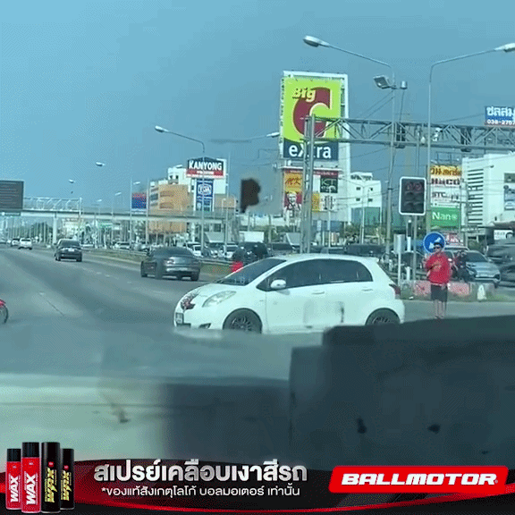 Cô gái giận bạn trai ngồi ăn vạ giữa đường: sự việc gây phẫn nộ chỉ sau vài giây