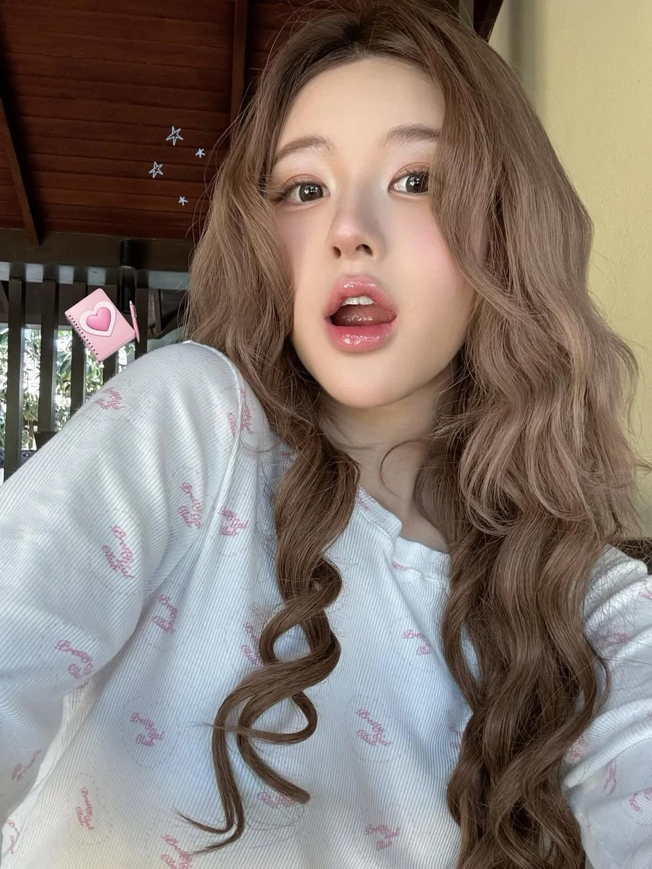 Gương mặt gây lú của Triệu Lộ Tư