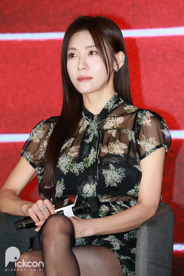 Ha Ji Won lộ vóc dáng mỏng manh trên thảm đỏ cạnh Thái tử Joo Ji Hoon tại sự kiện