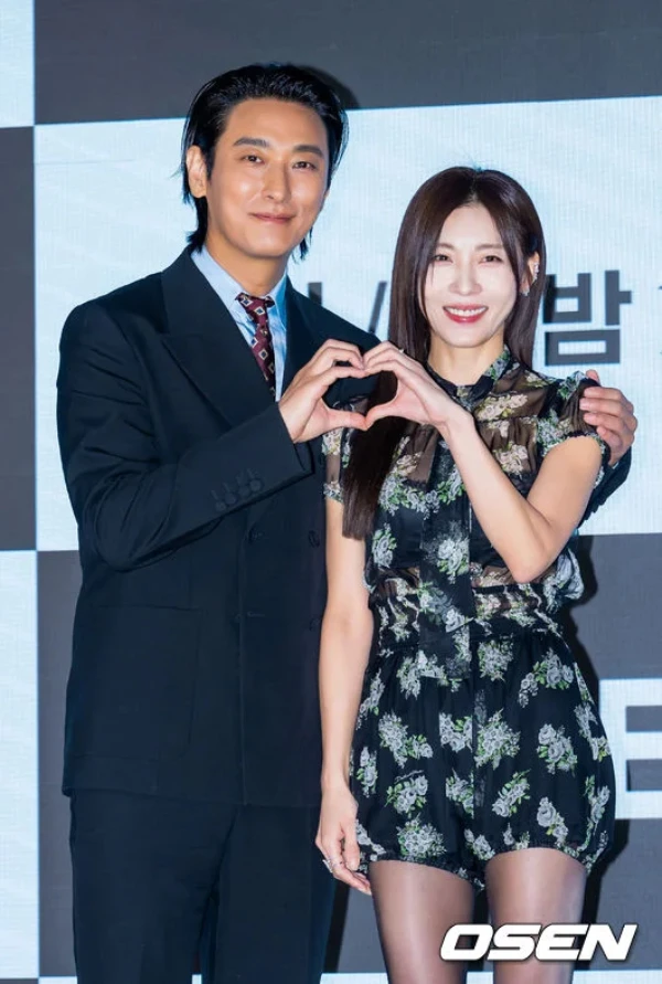 Ha Ji Won lộ vóc dáng gầy trên thảm đỏ cạnh Thái tử Joo Ji Hoon tại sự kiện