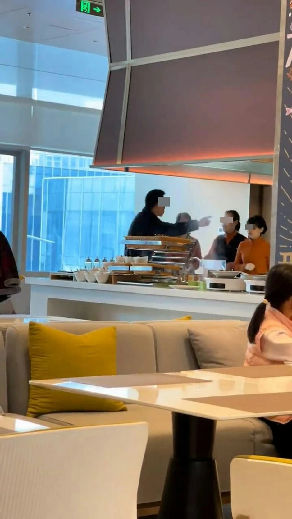 Hai mẹ con đánh nhân viên vì bị ngăn gói đồ buffet mang về