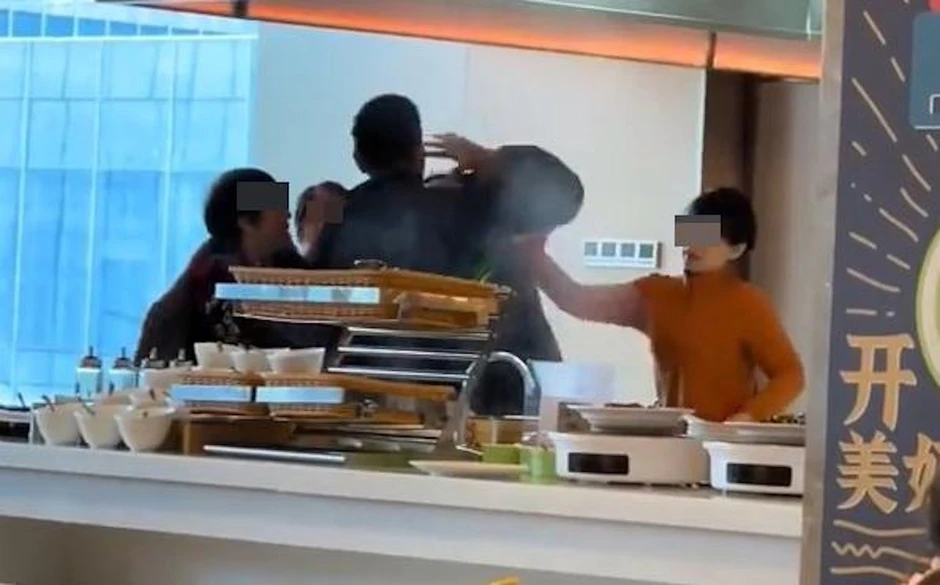 Hai mẹ con đánh nhân viên vì bị ngăn gói đồ buffet mang về