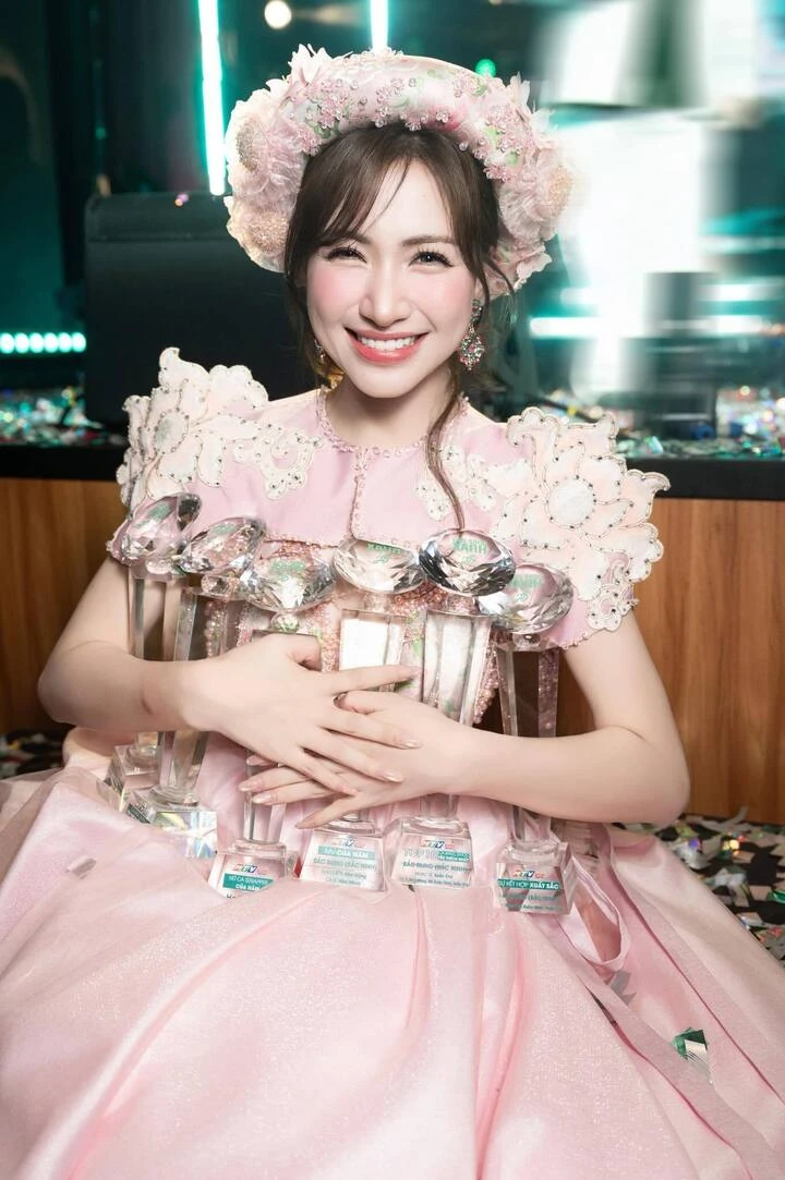 Hai quán quân Học viện Ngôi sao: Người nổi đình đám, người đi hát dạo