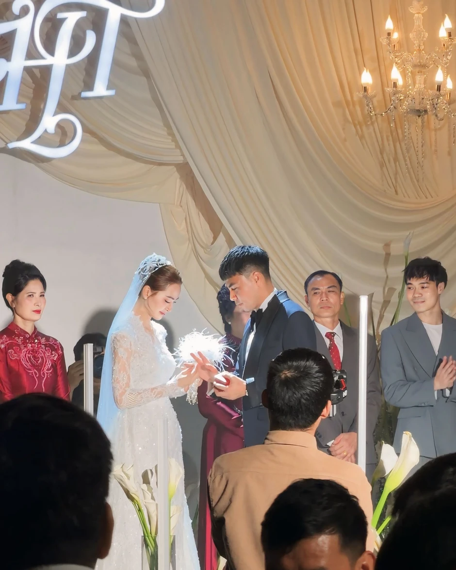 Hành động bất ngờ của Văn Toàn trong đám cưới MC Mù Tạt