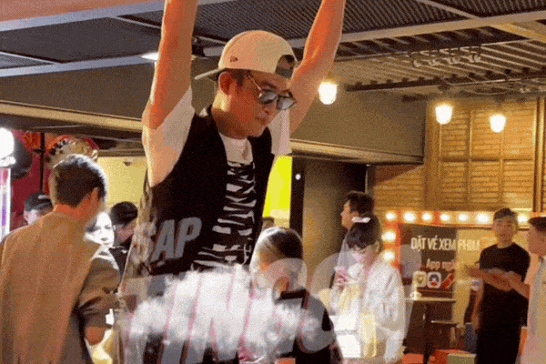 Doãn Quốc Đam thể hiện năng lượng ở hậu trường