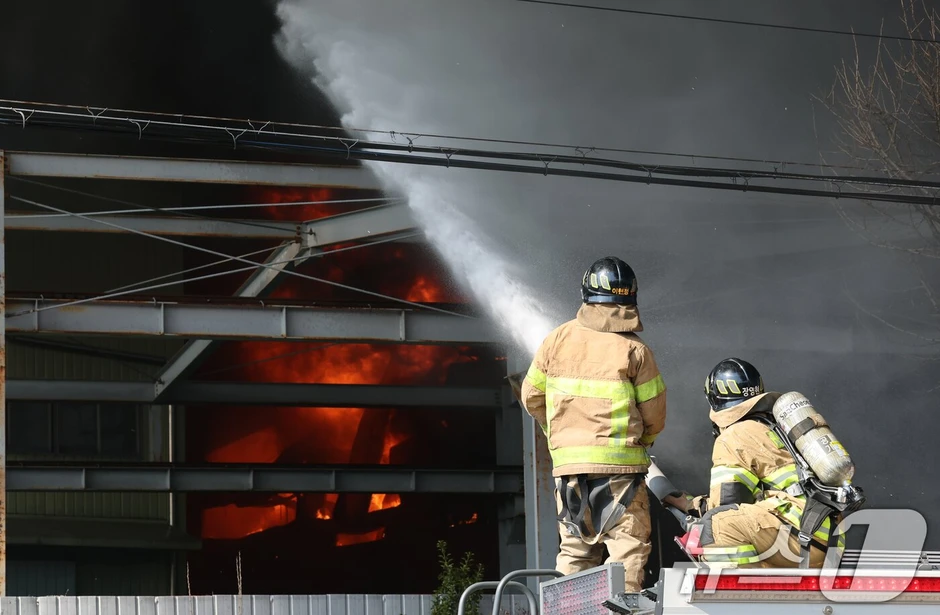 Hiện trường thảm họa cháy nhà máy linh kiện ô tô tại Hàn Quốc: 53 nạn nhân nhập viện, hàng chục người vẫn chưa rõ tung tích