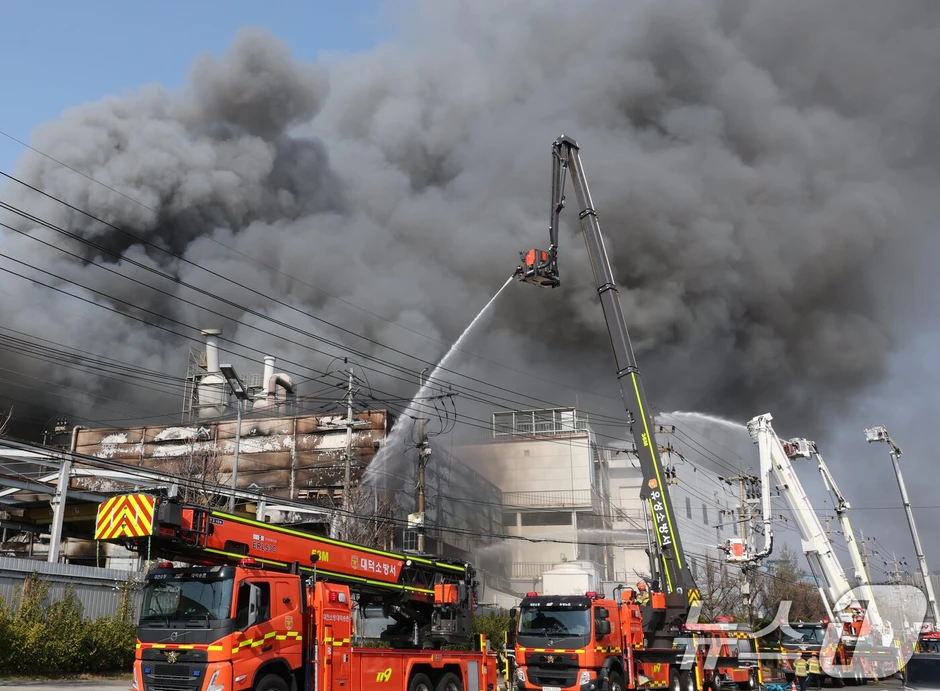 Hiện trường thảm họa cháy nhà máy linh kiện ô tô tại Hàn Quốc: 53 nạn nhân nhập viện, hàng chục người vẫn chưa rõ tung tích