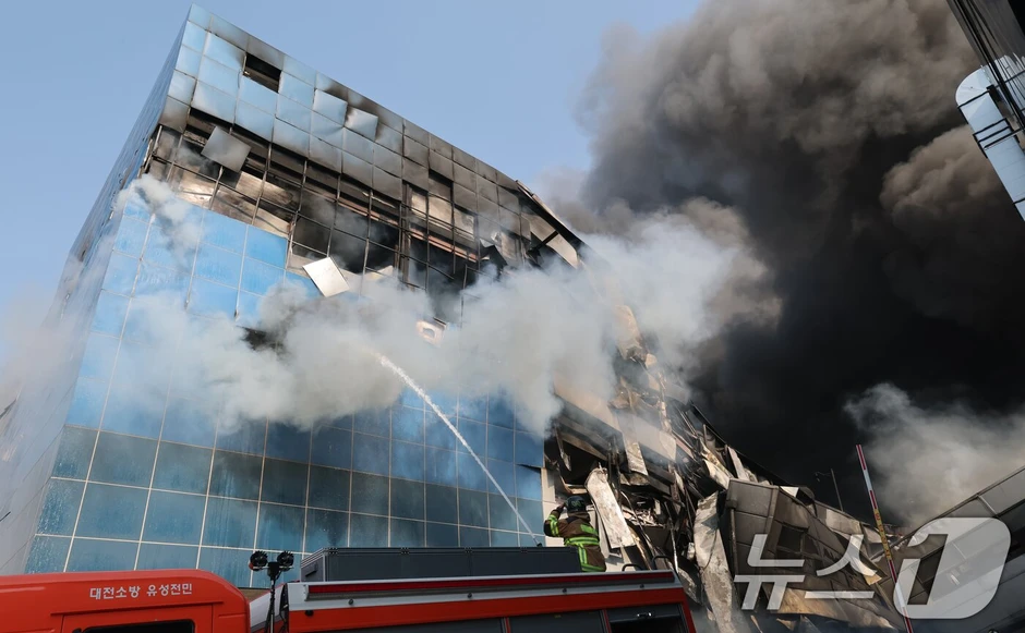 Hiện trường thảm họa cháy nhà máy linh kiện ô tô tại Hàn Quốc: 53 nạn nhân nhập viện, hàng chục người vẫn chưa rõ tung tích