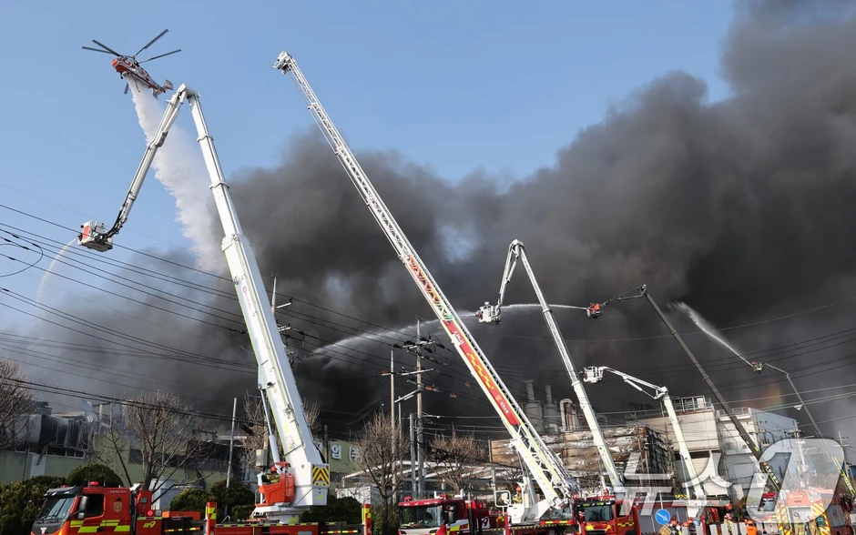 Hiện trường thảm họa cháy nhà máy linh kiện ô tô tại Hàn Quốc: 53 nạn nhân nhập viện, hàng chục người vẫn chưa rõ tung tích