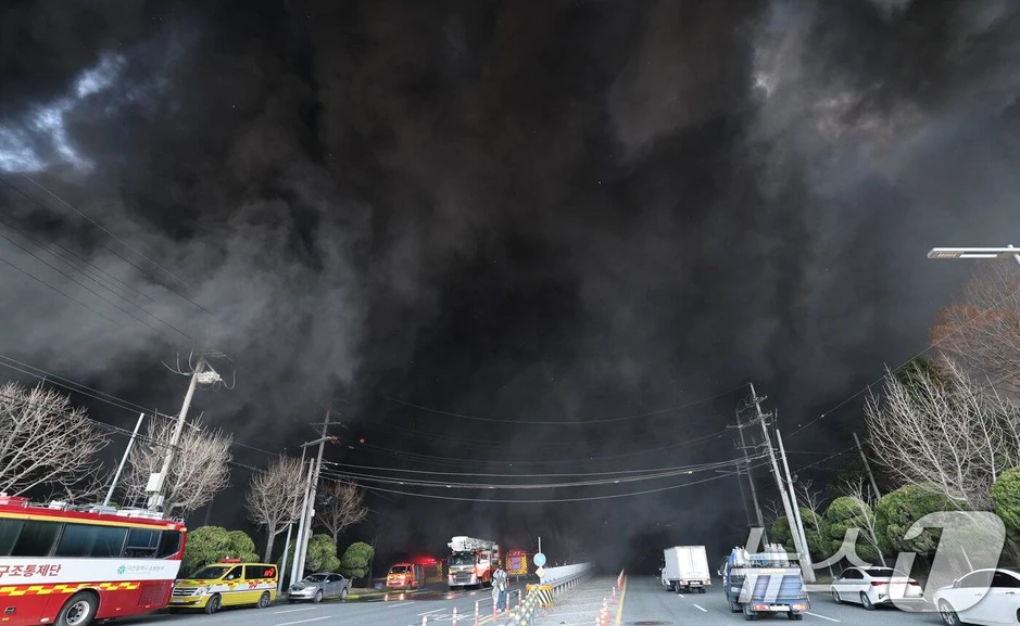 Hiện trường thảm họa cháy nhà máy linh kiện ô tô tại Hàn Quốc: 53 nạn nhân nhập viện, hàng chục người vẫn chưa rõ tung tích