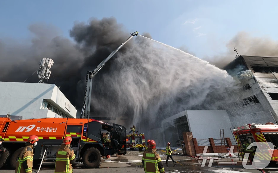 Hiện trường thảm họa cháy nhà máy linh kiện ô tô tại Hàn Quốc: 53 nạn nhân nhập viện, hàng chục người vẫn chưa rõ tung tích