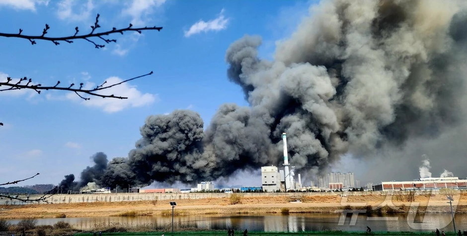 Hiện trường thảm họa cháy nhà máy linh kiện ô tô tại Hàn Quốc: 53 nạn nhân nhập viện, hàng chục người vẫn chưa rõ tung tích