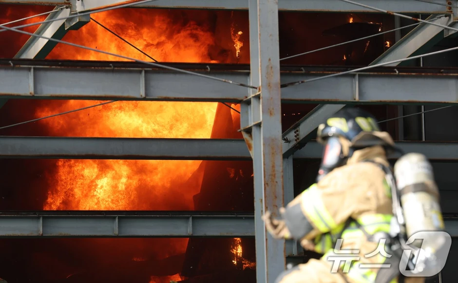 Hiện trường thảm họa cháy nhà máy linh kiện ô tô tại Hàn Quốc: 53 nạn nhân nhập viện, hàng chục người vẫn chưa rõ tung tích