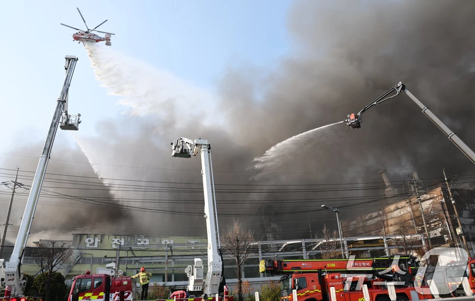 Hiện trường thảm họa cháy nhà máy linh kiện ô tô tại Hàn Quốc: 53 nạn nhân nhập viện, hàng chục người vẫn chưa rõ tung tích
