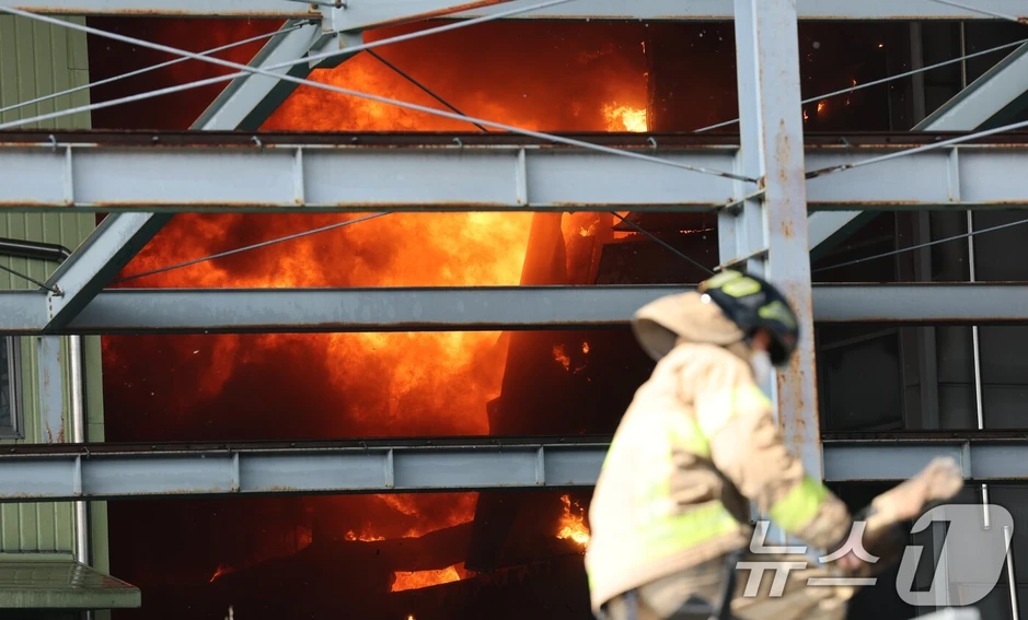 Hiện trường thảm họa cháy nhà máy linh kiện ô tô tại Hàn Quốc: 53 nạn nhân nhập viện, hàng chục người vẫn chưa rõ tung tích