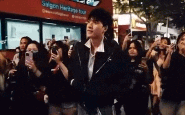 HIEUTHUHAI đánh úp cả đám đông ùa ra phố đi bộ