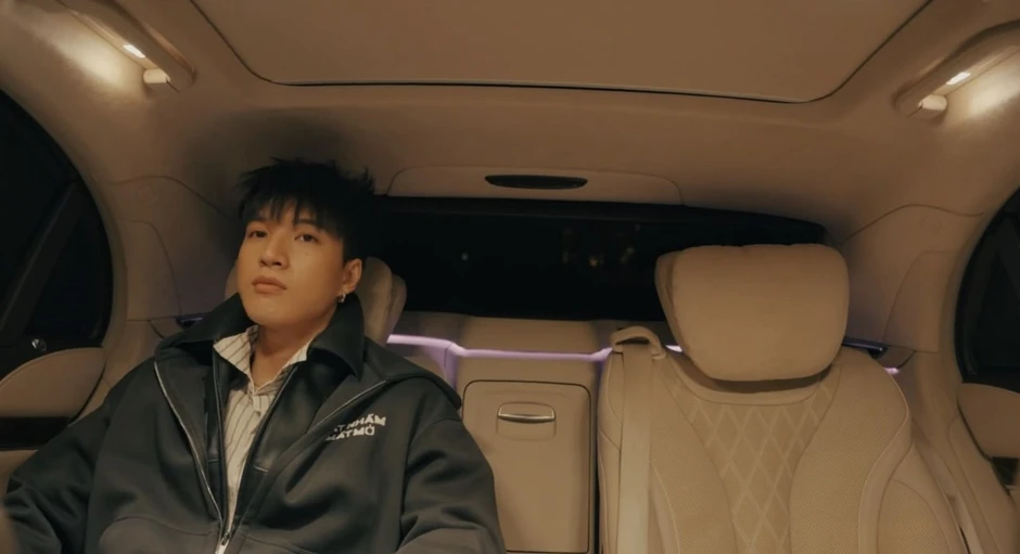 HIEUTHUHAI đánh úp cả đám đông ùa ra phố đi bộ