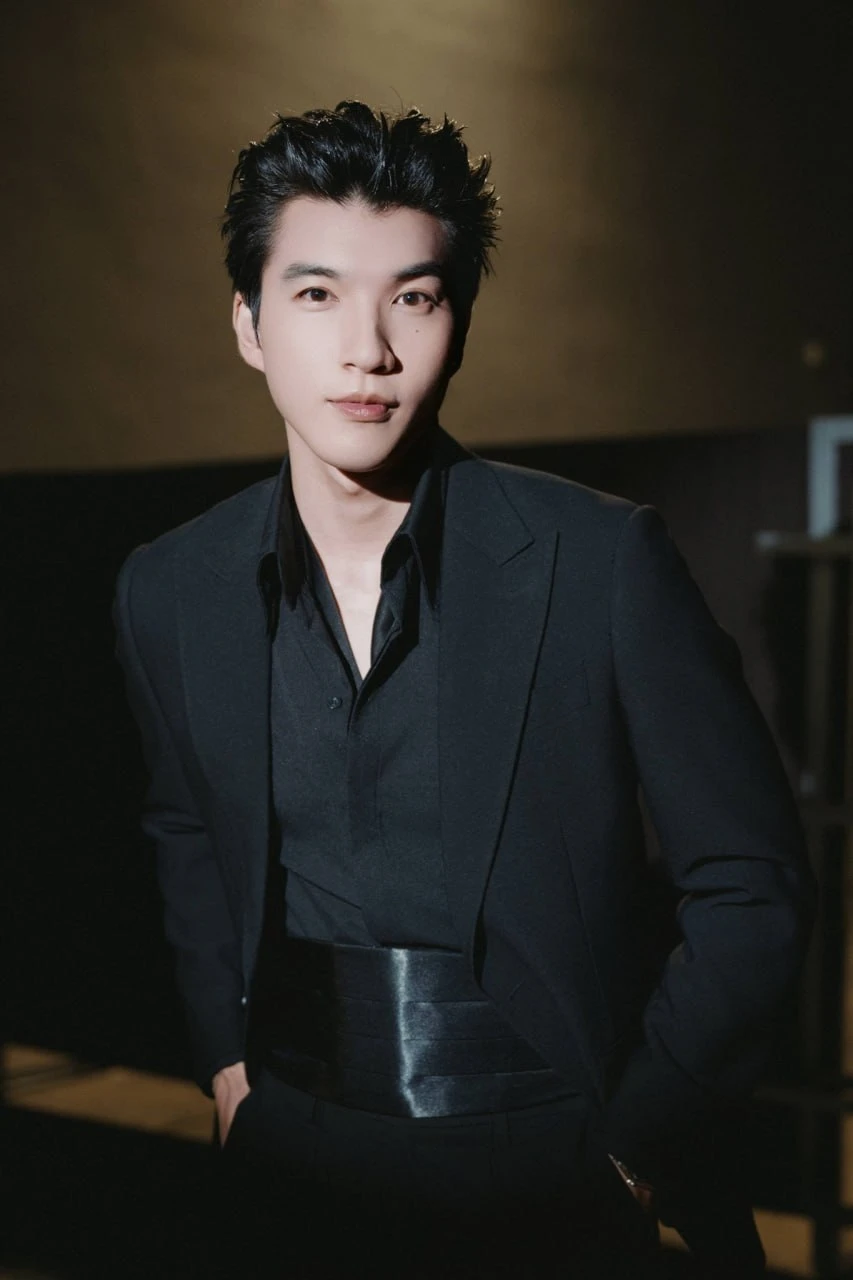 HIEUTHUHAI đánh úp cả đám đông ùa ra phố đi bộ