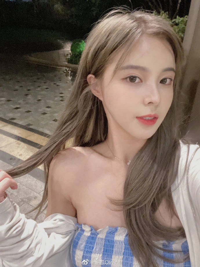 H.ớ h.ê.nh khi phát sóng, nữ streamer gặp "họa lớn", trả giá nặng nề