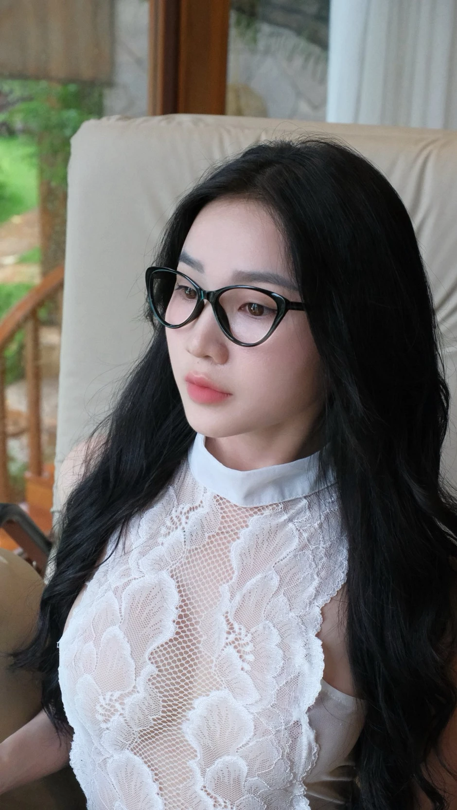 Hóa thân cô thư ký quyến rũ: Hotgirl bán loa gây sốt mạng xã hội vì vẻ cuốn hút