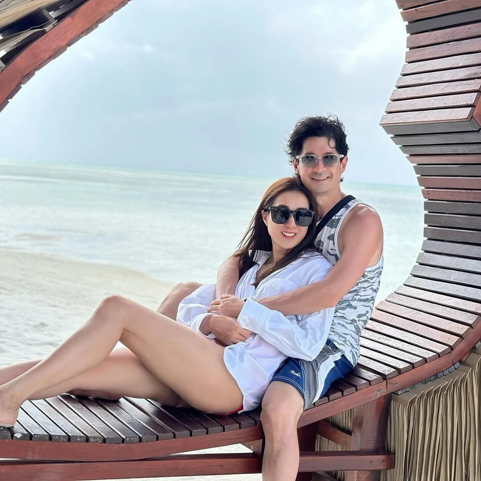 Hoa hậu và chồng bác sĩ hơn 13 tuổi vừa đệ đơn ly hôn, nay tái hợp "như chưa hề có cuộc chia ly"