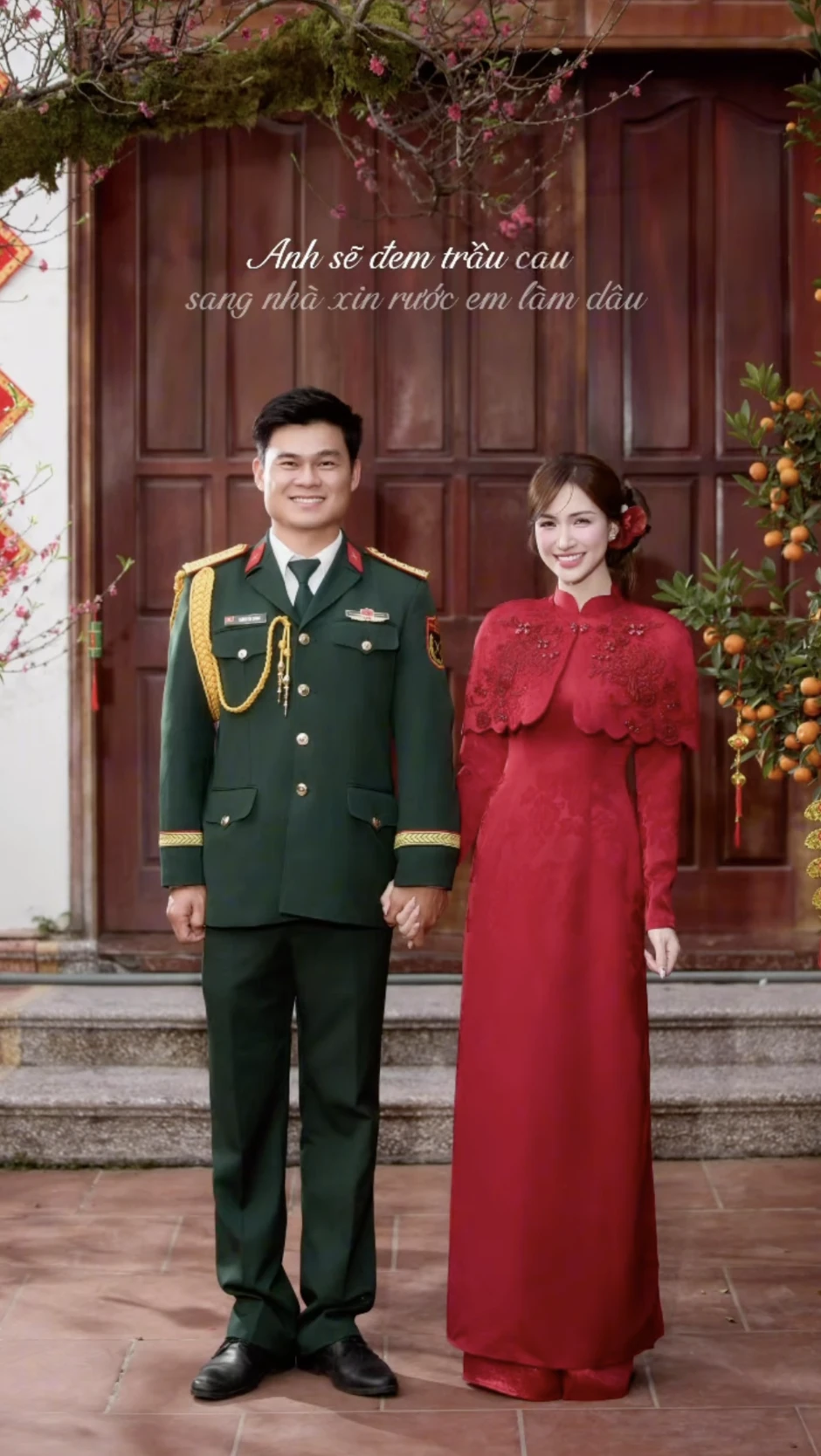 Hòa Minzy công khai ra mắt bạn trai mặc quân phục, đã được gia đình đồng ý