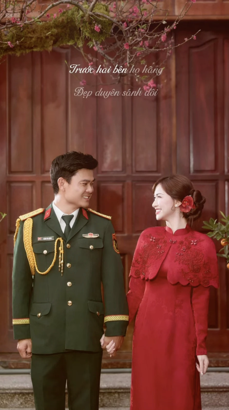 Hòa Minzy công khai ra mắt bạn trai mặc quân phục, đã được gia đình đồng ý