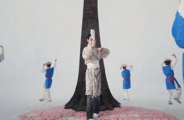 Hoà Minzy cũng không “cứu” được điểm yếu của nam ca sĩ Việt nhận đề cử đẹp nhất thế giới