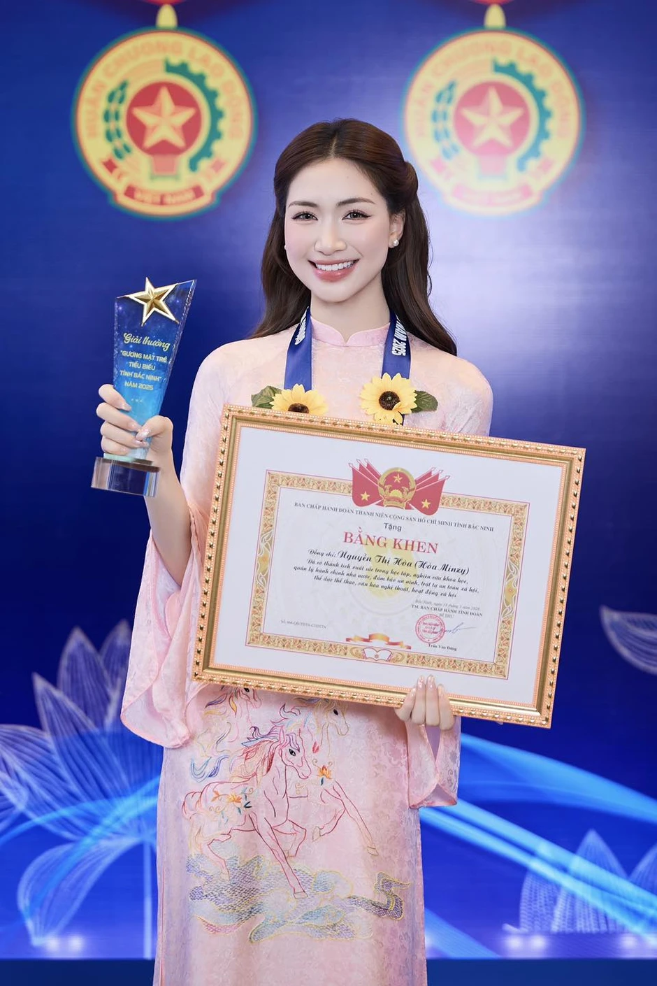 Hoà Minzy được vinh danh Gương mặt trẻ tiêu biểu tỉnh Bắc Ninh 2025