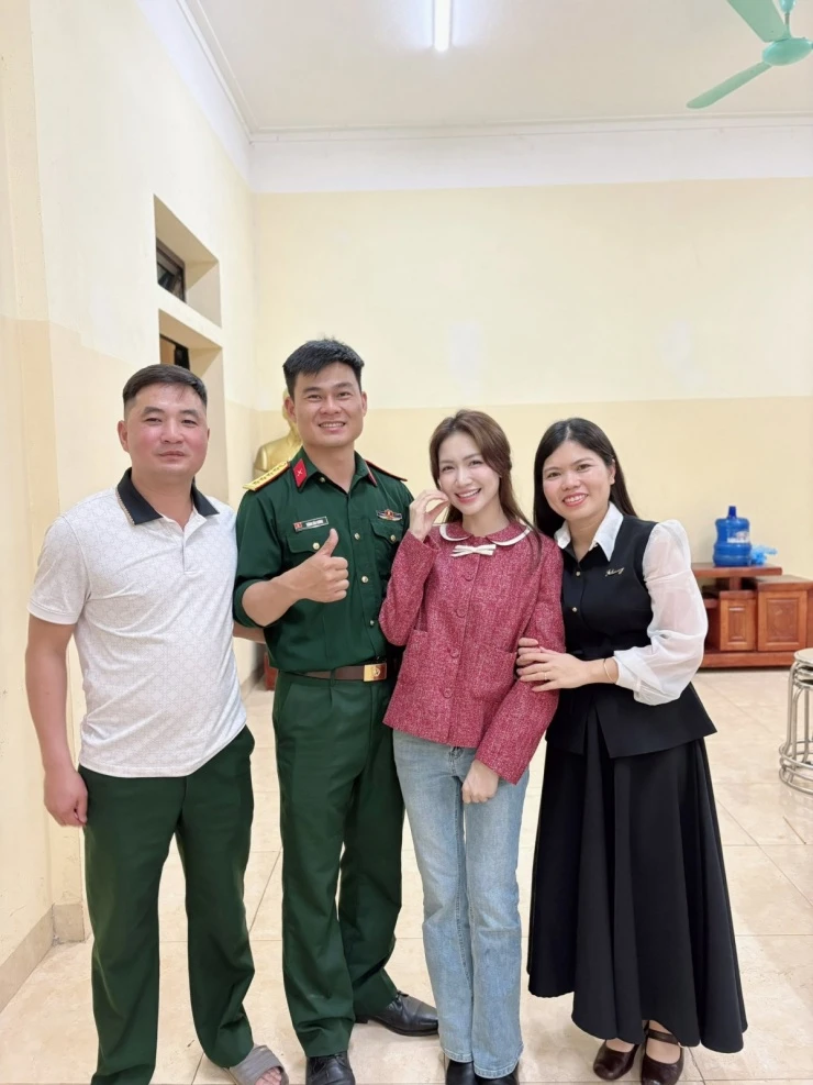 Hòa Minzy gây chú ý khi ra mắt đơn vị bạn trai Hòa Minzy gây chú ý khi ra mắt đơn vị bạn trai