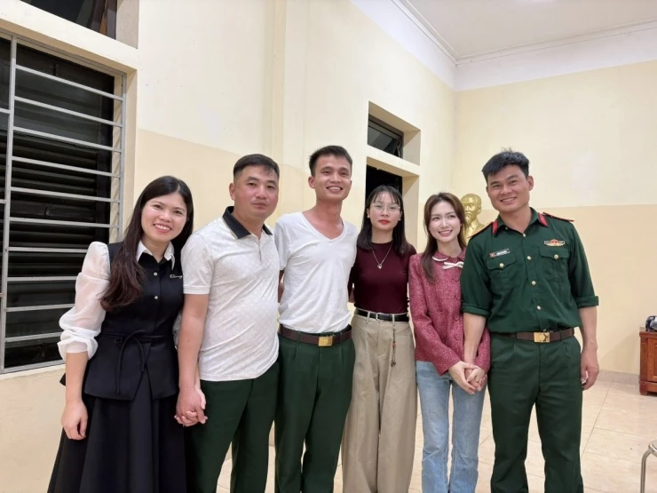 Hòa Minzy gây chú ý khi ra mắt đơn vị bạn trai Hòa Minzy gây chú ý khi ra mắt đơn vị bạn trai