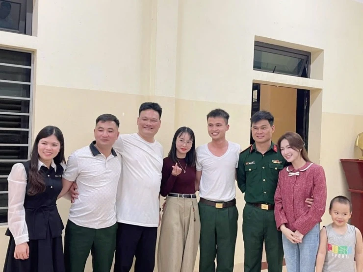 Hòa Minzy gây chú ý khi ra mắt đơn vị bạn trai Hòa Minzy gây chú ý khi ra mắt đơn vị bạn trai