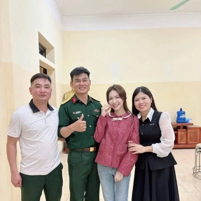 Hòa Minzy hé lộ hình ảnh Văn Cương cùng gia đình sang nhà hỏi cưới