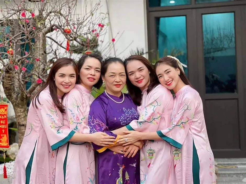 Hòa Minzy "thả thính" công khai bạn trai, chị gái ruột đăng status 79 chữ để xác nhận hộ