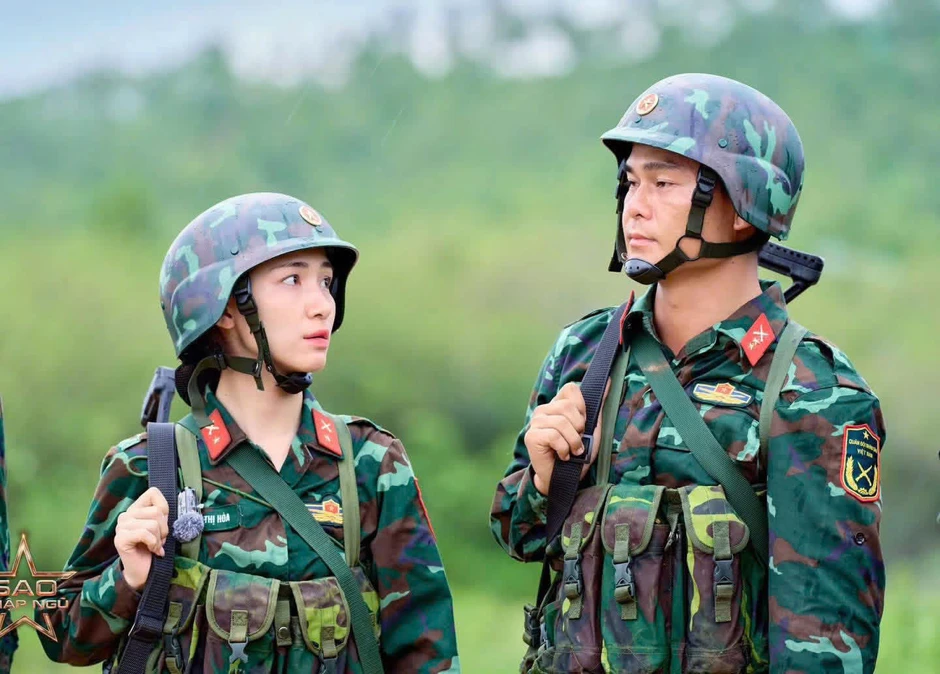 Hòa Minzy và chồng Đại úy tụ họp giản dị bên bạn bè, Erik - Đức Phúc góp mặt