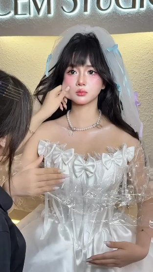 Hóa thành búp bê, hot girl xinh đẹp hút cả triệu view, khiến người xem ngỡ ngàng vi nhan sắc "đỉnh chóp" Hóa thành búp bê, hot girl xinh đẹp hút cả triệu view, khiến người xem ngỡ ngàng vi nhan sắc "đỉnh chóp"