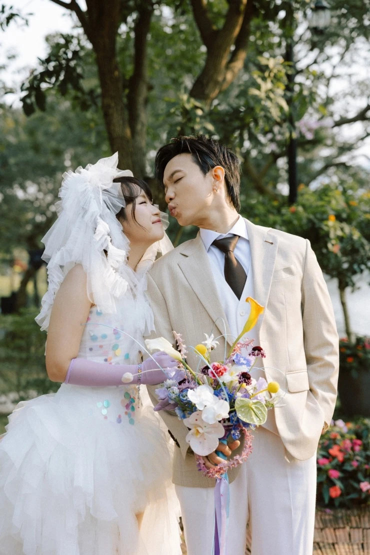 Hoàng Dũng hé lộ hình ảnh trong đám cưới bí mật ở Hà Nội